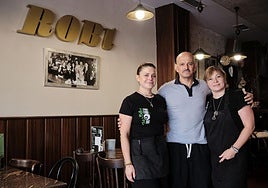 Los responsables del local, hija y padre, Jéssica y José Manuel Rodríguez, con la encargada Valeria Polyakova.