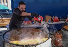 Paellas 948 cocina un arroz espectacular en Albelda tras la Carrera Valle del Iregua.