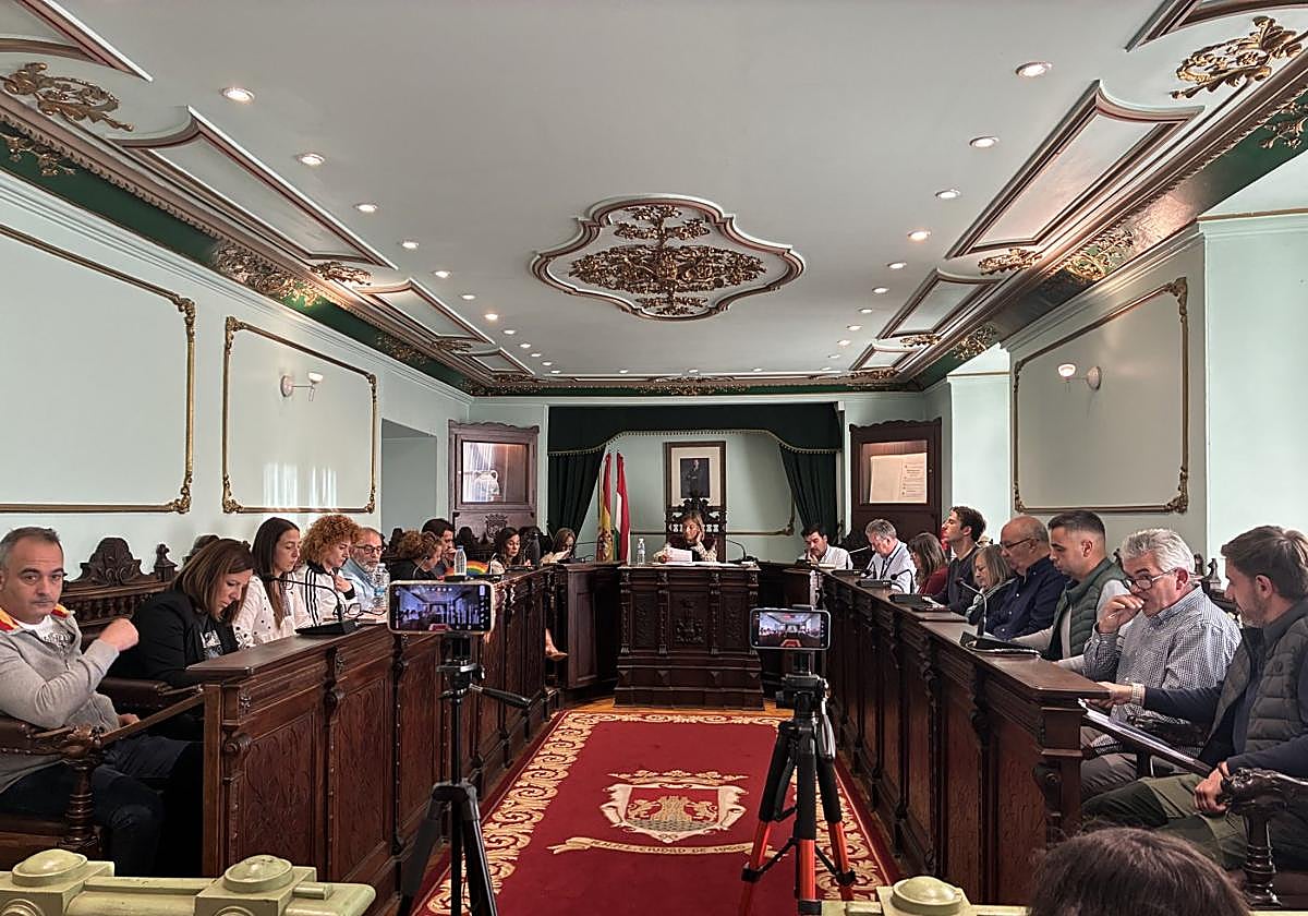 La Corporación municipal durante el pleno municipal celebrado en el Ayuntamiento de Haro.