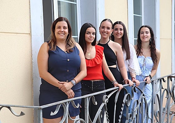 La edil de Festejos y Juventud con las representantes de la Juventud: Lucía Fernández de Blas, Marta Núñez, Nerea Ruiz-Alejos y Ana Sáenz.