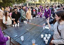 Emoción y nervios entre los participantes de la novena edición del torneo de beer pong organizado por la peña La Uva.