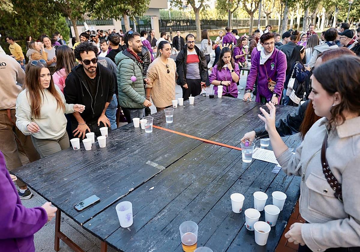 Emoción y nervios entre los participantes de la novena edición del torneo de beer pong organizado por la peña La Uva.