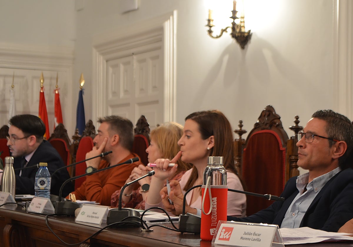 Concejales de Vox, en el pleno del Ayuntamiento de Calahorra.