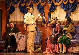 Una escena de 'Asesinato en el Orient Express', con Juanjo Artero como el detective Hércules Poirot.