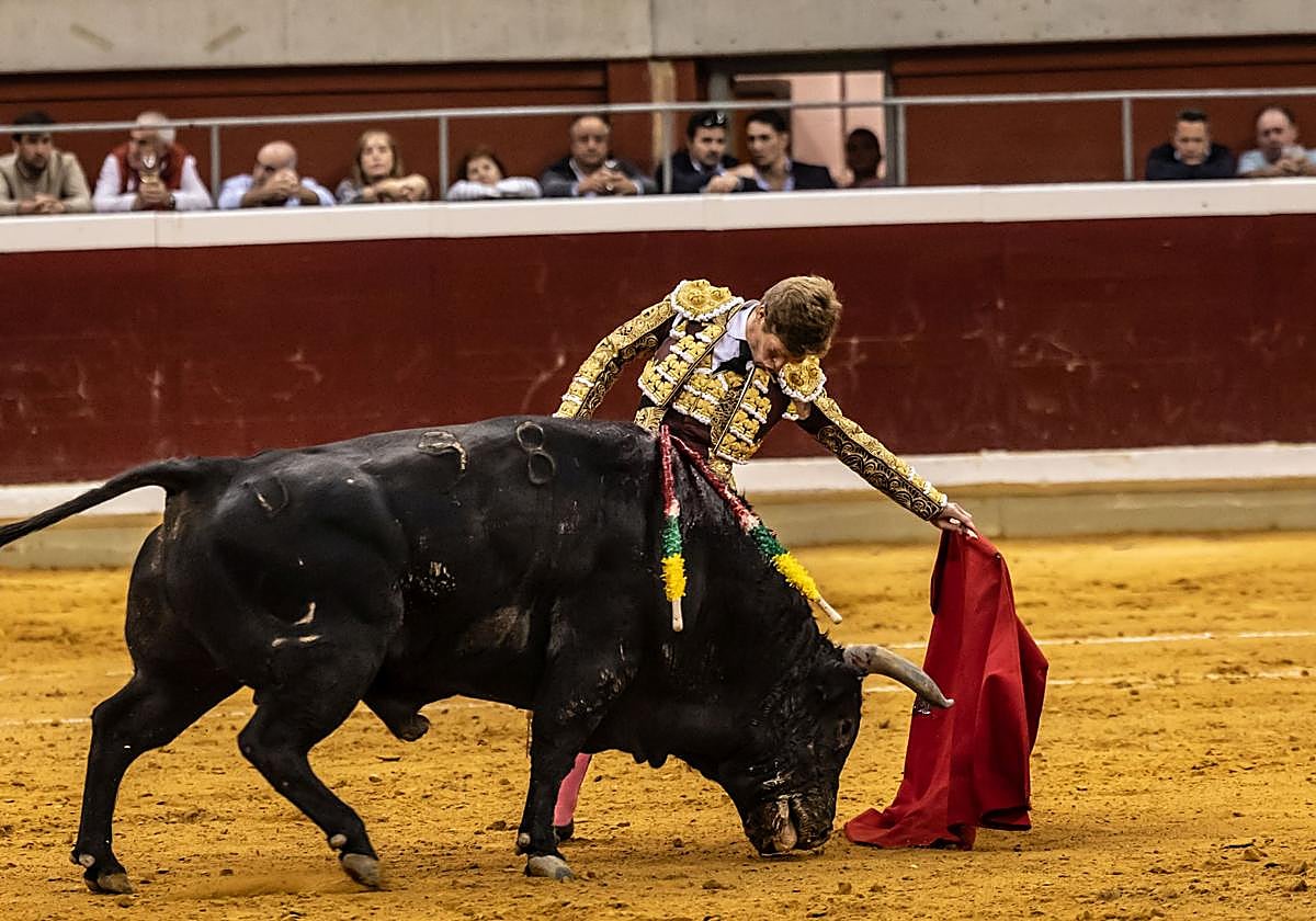 Borja Jiménez, a hombros en el cierre de la feria de San Mateo