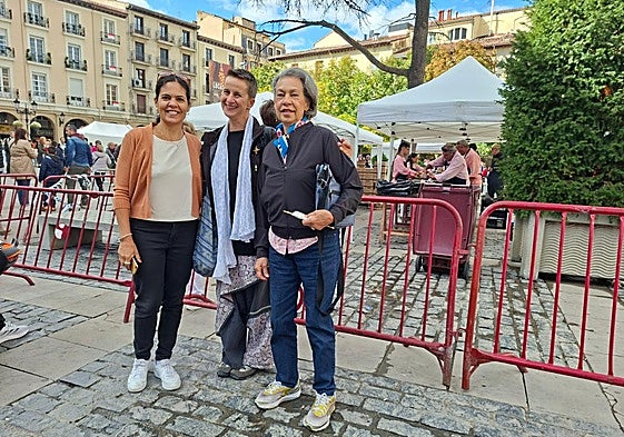 Gabriela y Evelyn, en los extremos, arropan a la italiana Erica.