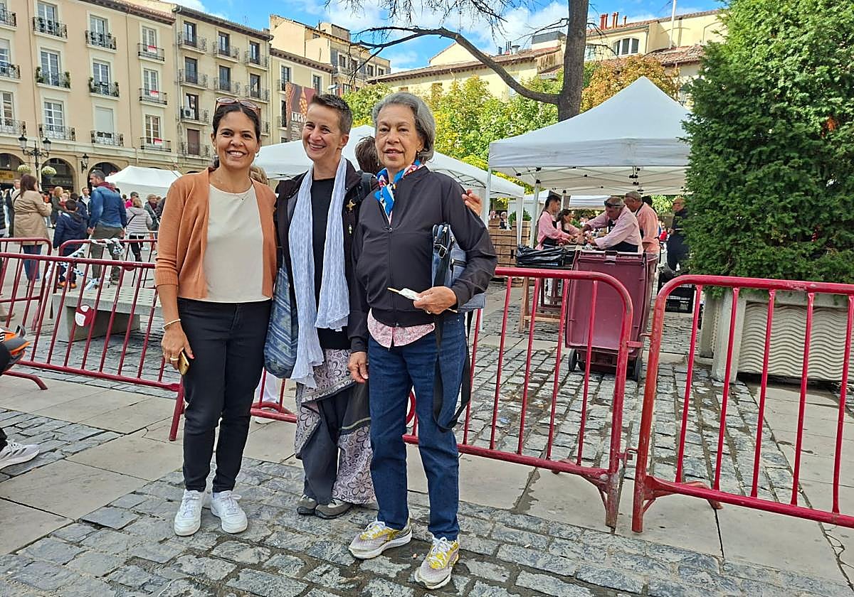 Gabriela y Evelyn, en los extremos, arropan a la italiana Erica.