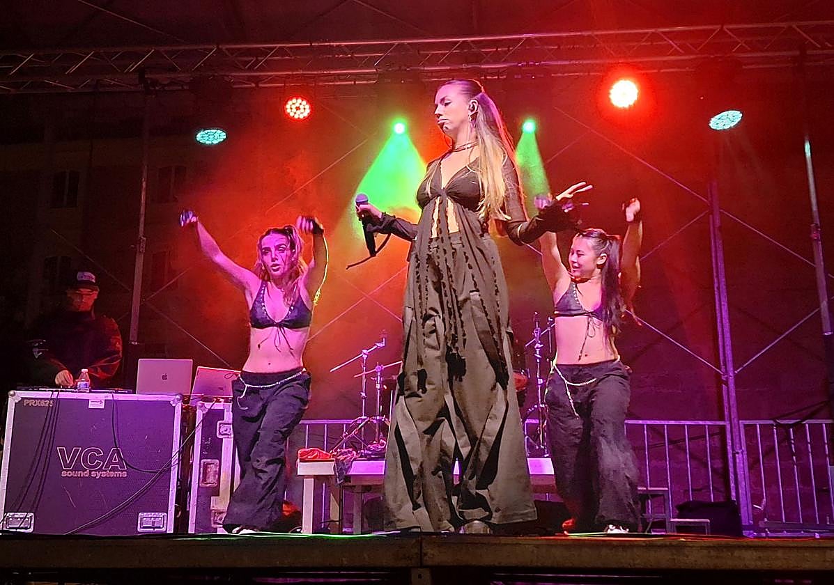 La artista riojalteña Lena Makana durante su actuación, con coreografías, en el Parrilla San Mateo.