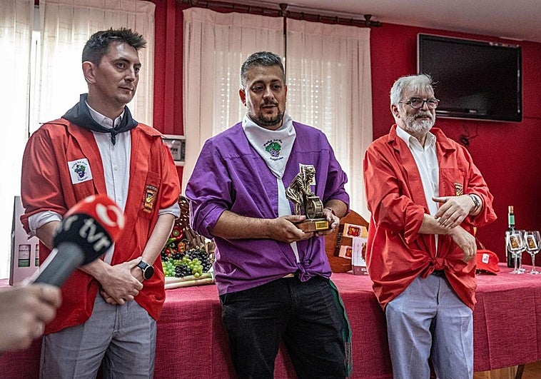 Miguel González (centro) recibe el trofeo de manos de Raúl Presa (izquierda).