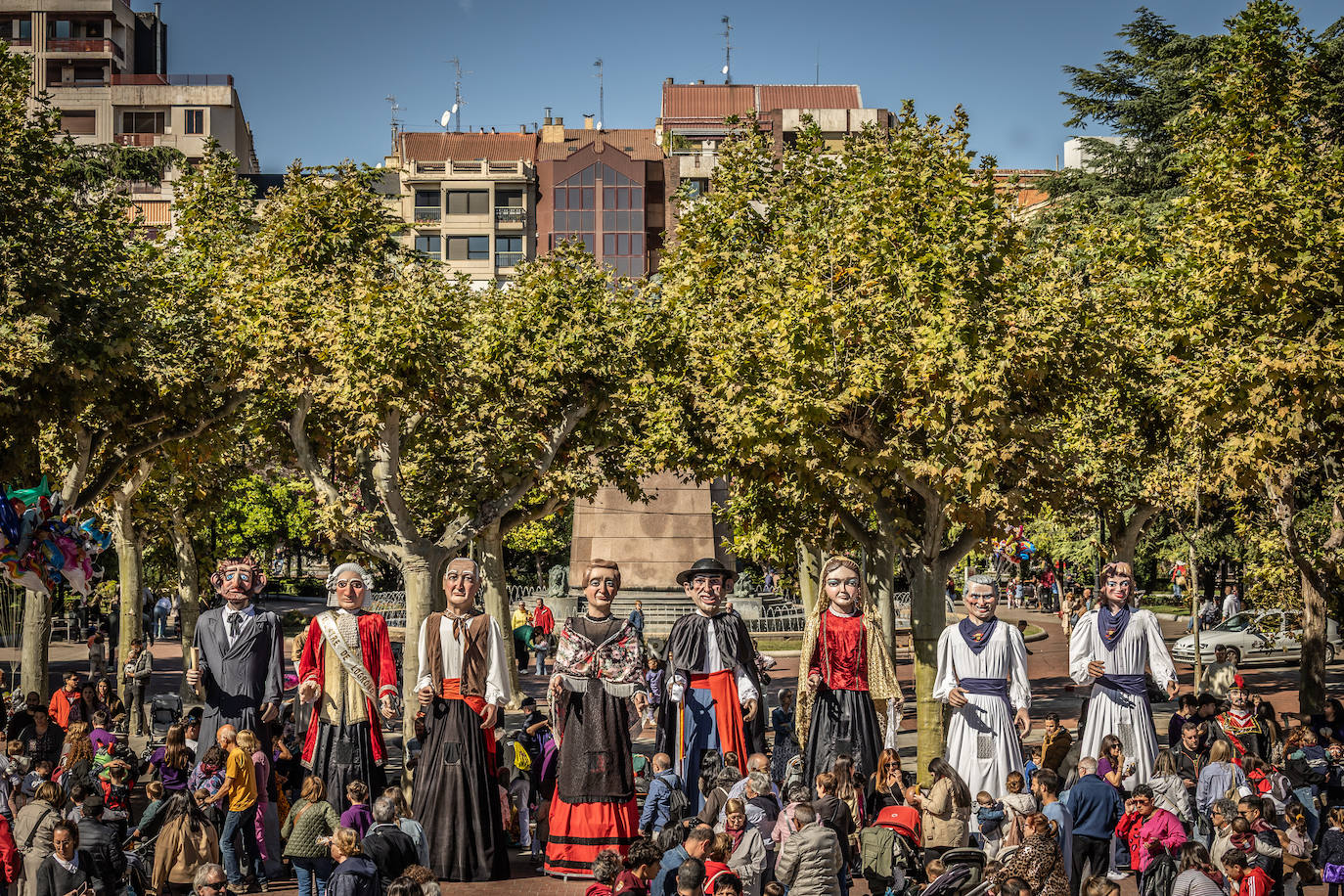 Paella, lomo, picadillo... riojanos y visitantes disfrutan de las degustaciones