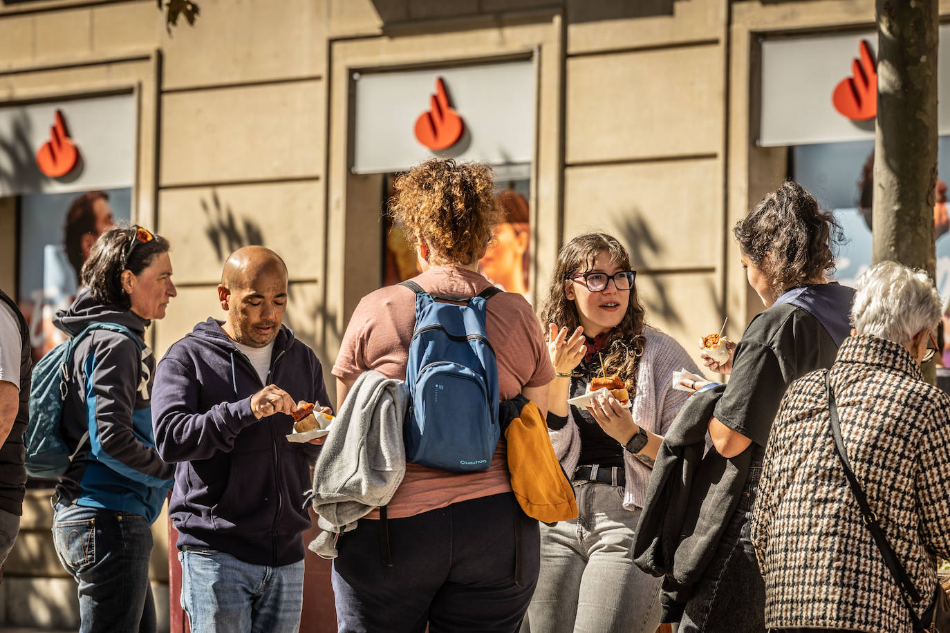 Paella, lomo, picadillo... riojanos y visitantes disfrutan de las degustaciones