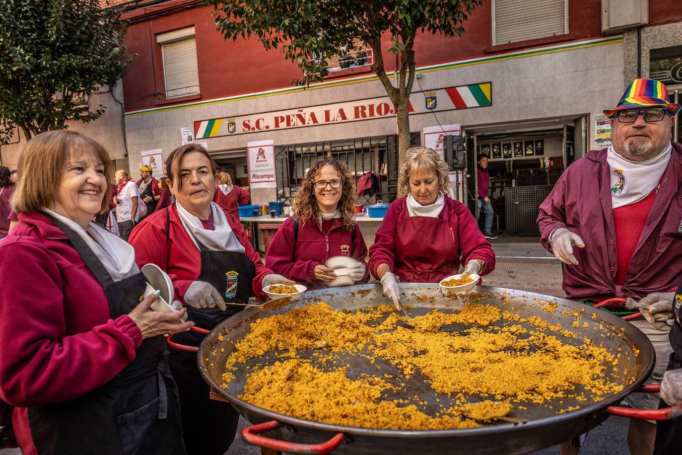 Paella, lomo, picadillo... riojanos y visitantes disfrutan de las degustaciones