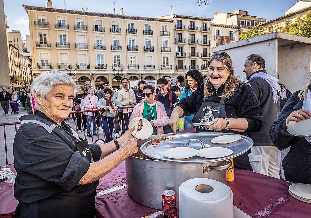 Paella, lomo, picadillo... riojanos y visitantes disfrutan de las degustaciones