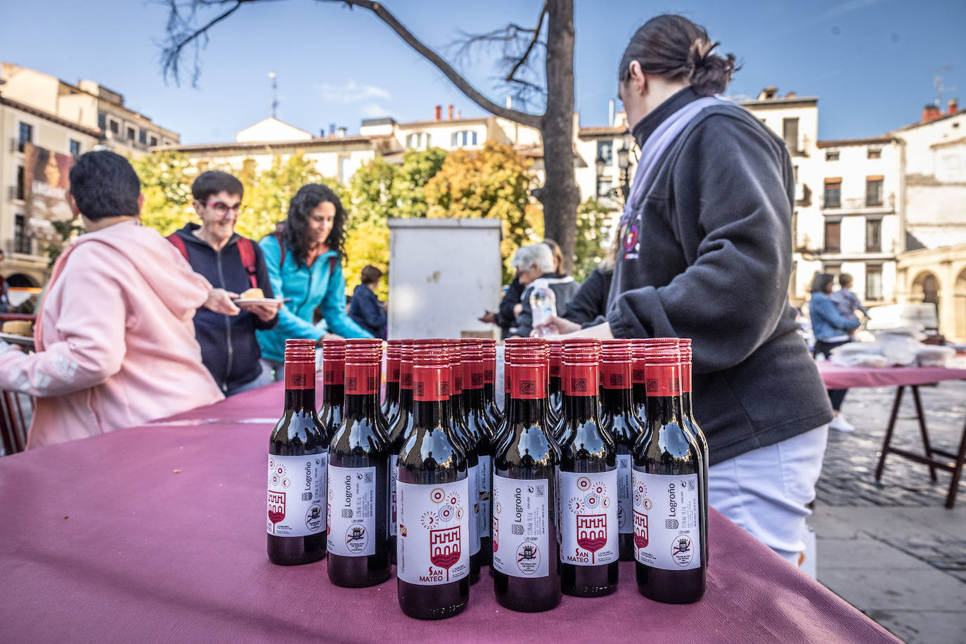 Paella, lomo, picadillo... riojanos y visitantes disfrutan de las degustaciones