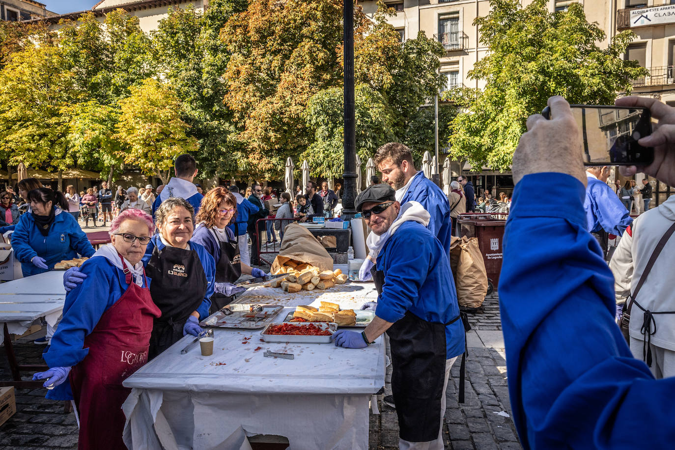Paella, lomo, picadillo... riojanos y visitantes disfrutan de las degustaciones
