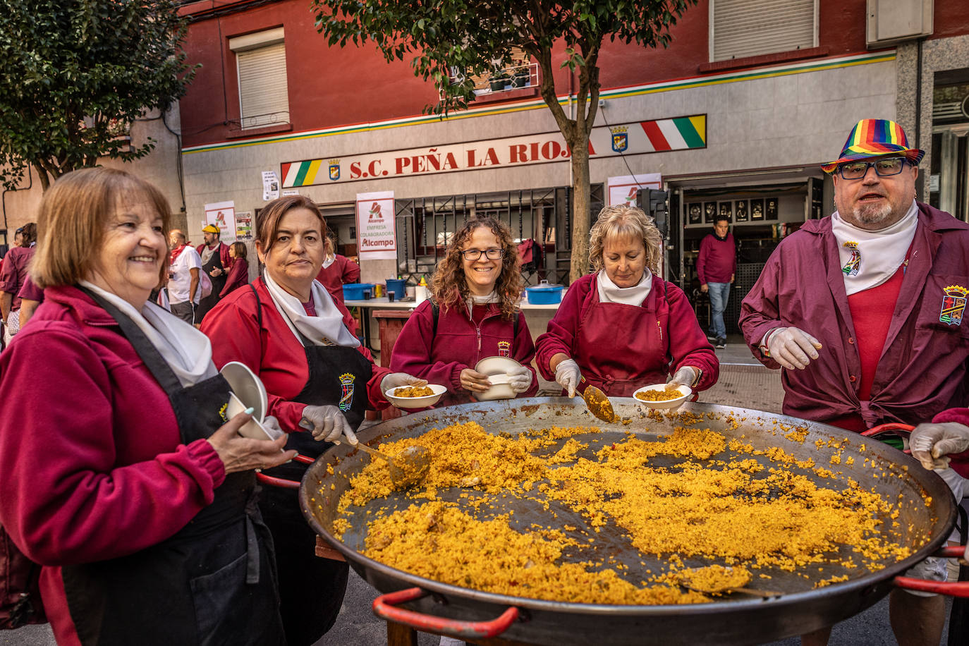 Paella, lomo, picadillo... riojanos y visitantes disfrutan de las degustaciones
