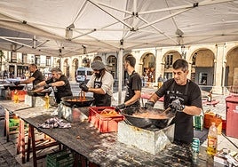 Peñistas de Los Brincos preparando el picadillo, en la plaza del Mercado de Logroño.