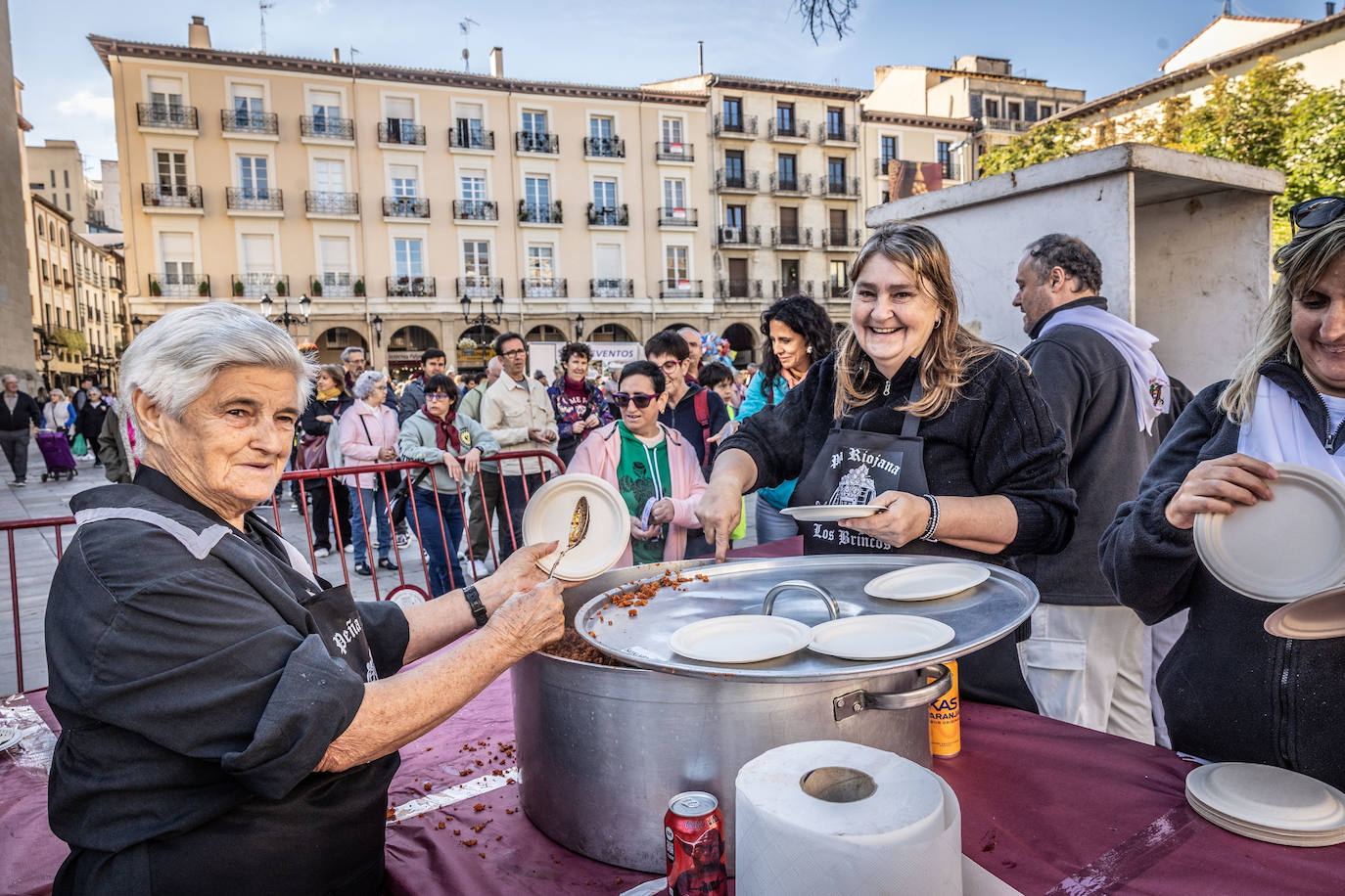 Paella, lomo, picadillo... riojanos y visitantes disfrutan de las degustaciones