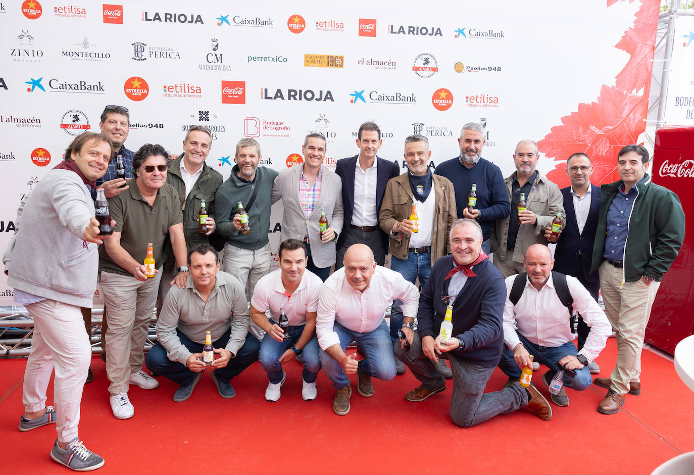 Los responsables de Coca-Cola Txema, Antonio, Álvaro, César, Ángel, Iñaki, Óscar, Antonio, Javi, Borja, Óscar, Jesús y Jon con directores y alcalde.