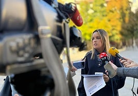 La concejala de Festejos, Laura Lázaro, detalla a los medios de comunicación las actuaciones de la Policía Local.