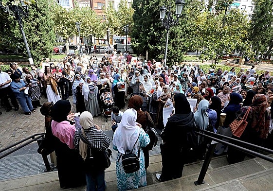 Una de las concentraciones frente al IES Sagasta.