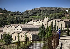 Los edificios que conforman las Bodegas Marqués de Murrieta.