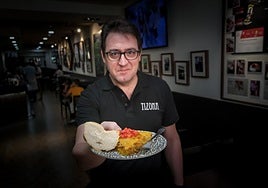 Carlos Olabuenaga, con su tortilla, en su antiguo local de Ciriaco Garrido.
