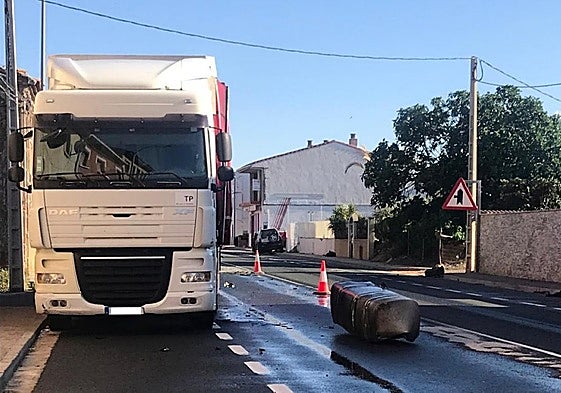 Un depósito de un camión en mitad de la travesía de Valverde después de un accidente con un todoterreno.