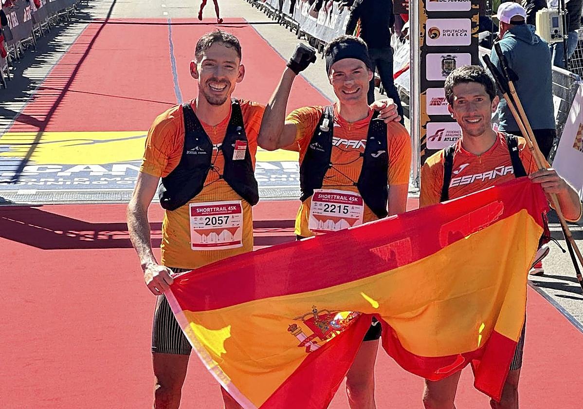 Los tres españoles (con Santamaría en el centro) que llevaron a España al título mundial, en la meta de Canfranc.