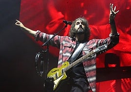Mikel Izal durante su concierto en la Plaza del Ayuntamiento en San Mateo.