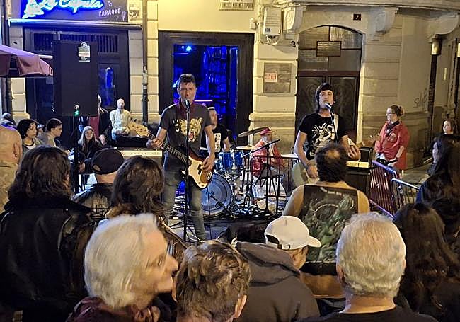 Ohmnicidas durante su directo en la plaza Martínez Zaporta.