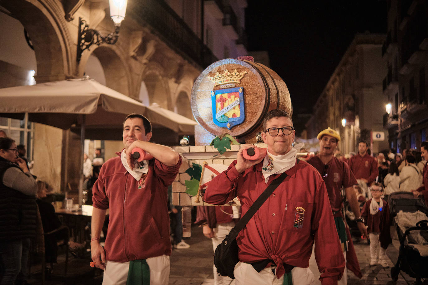 Las imágenes del desfile de las peñas por Logroño