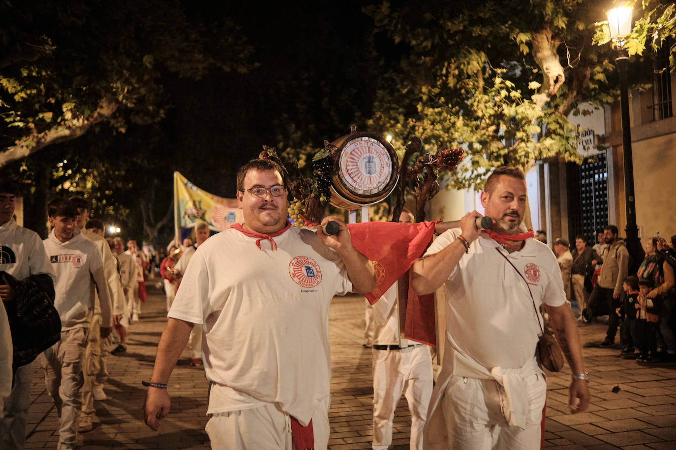 Las imágenes del desfile de las peñas por Logroño