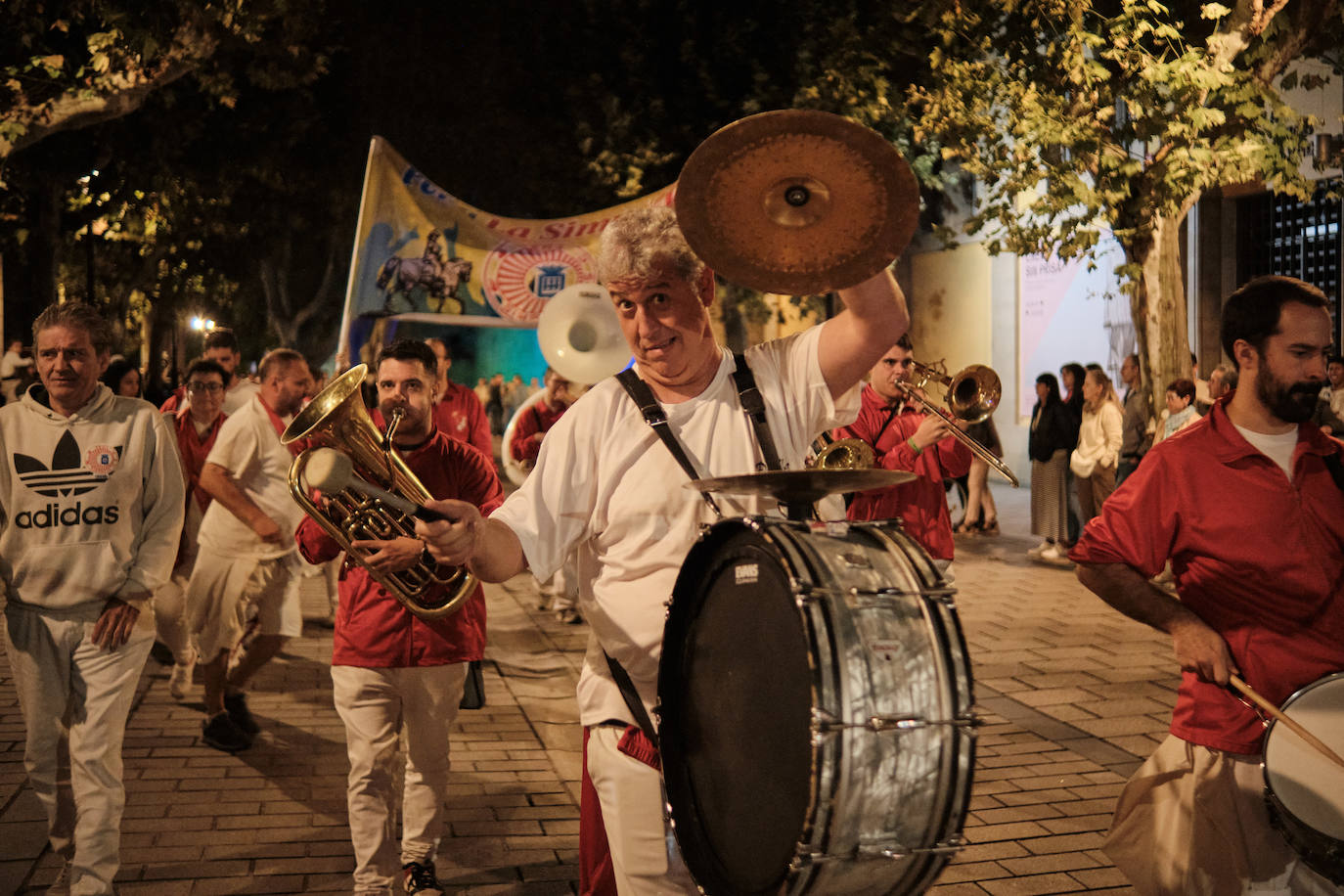 Las imágenes del desfile de las peñas por Logroño