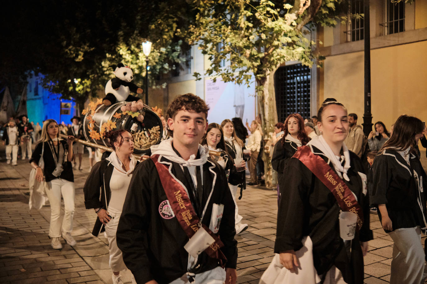 Las imágenes del desfile de las peñas por Logroño