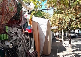 Uno de los puestos de los vendedores ambulantes, que denuncian que tienen que recogerlos antes de lo establecido.