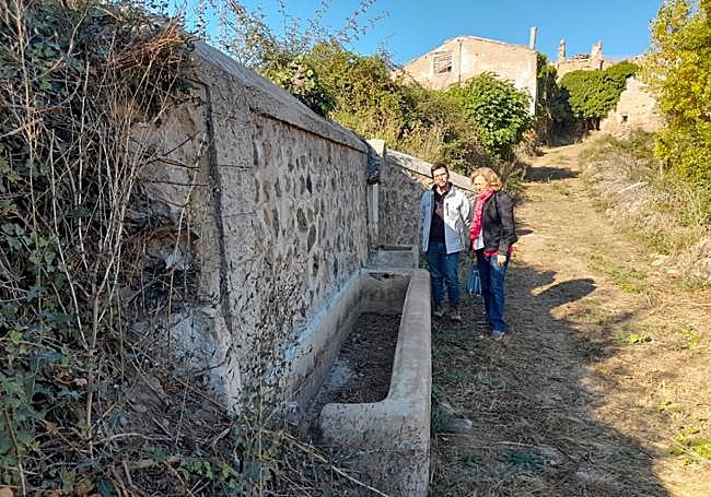 Ortega y González junto a la fuente de 1925 y abrevadero.