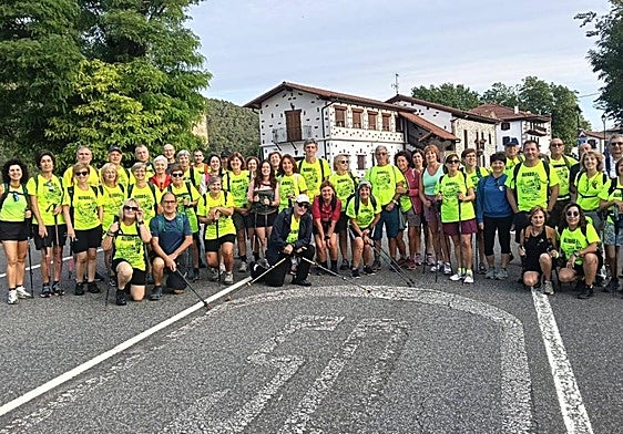 Fotografía de familia del grupo que recorrió el Baztán.