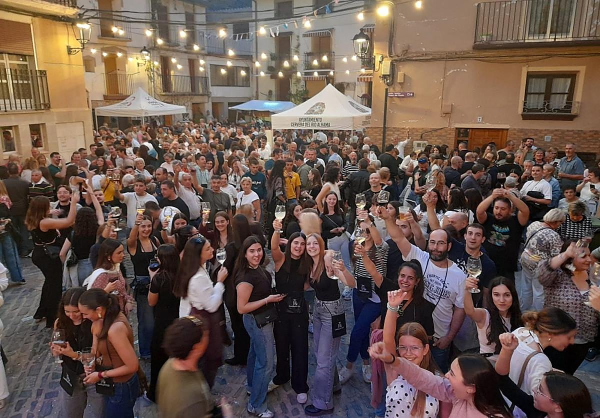Ambiente ya por la tarde en la celebración de la feria enogastronómica.