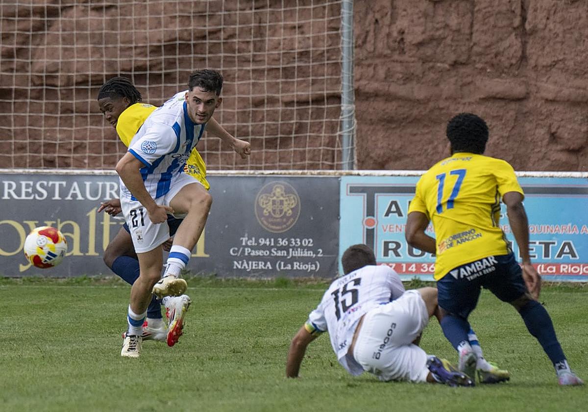 Caño pega al balón en el partido disputado contra el Ebro en La Salera.