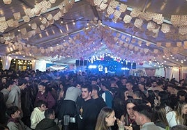 La Casa de Andalucía, a rebosar durante la actuación de Maialen y Patxi en la madrugada del viernes