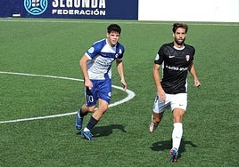 MIguel Marí espera la llegada del balón junto a Bujanda.