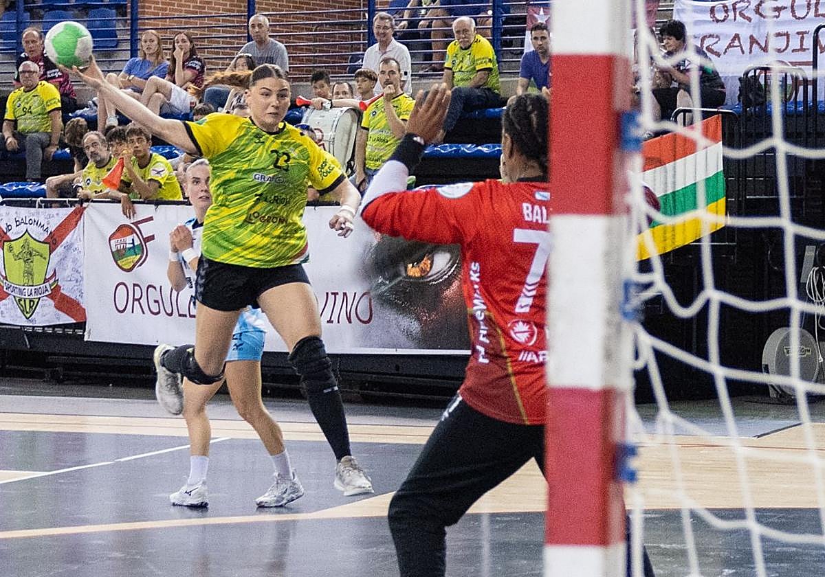 Mina Novovic anotó ante el Morvedre tres goles en el primer triunfo verdeamarillo.