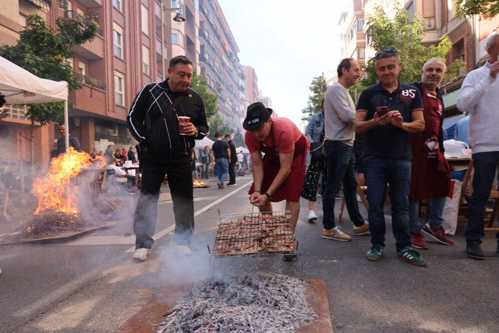 La cuadrilla de Los Arboleros sacan una de las primeras parrillas de chuletas de la jornada.