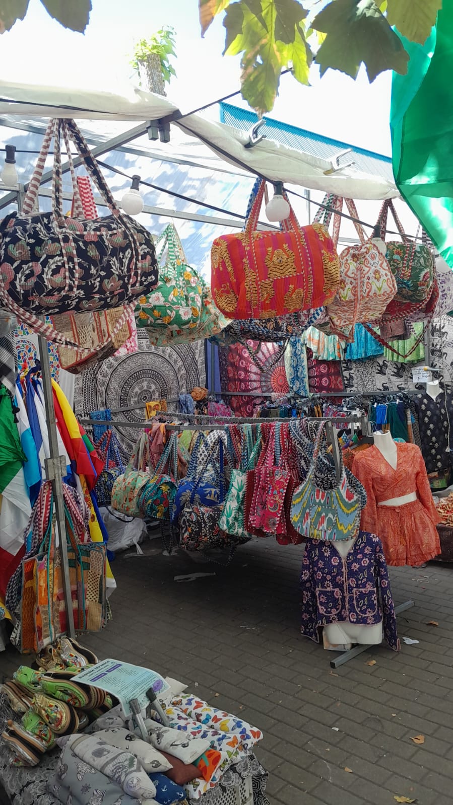 Un puesto en el mercadillo situado en el recinto ferial de Las Norias.