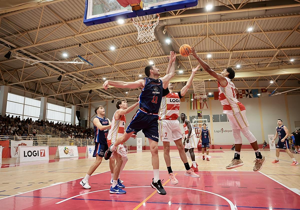 Pardina pelea un rebote en el partido ante el LogroBasket.
