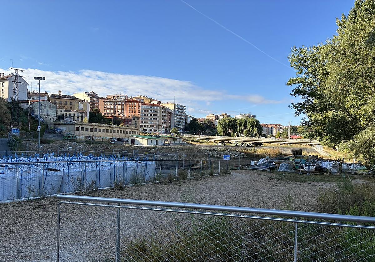 Situación actual de la ribera del Tirón junto al desmantelado campo de fútbol de hierba artificial.