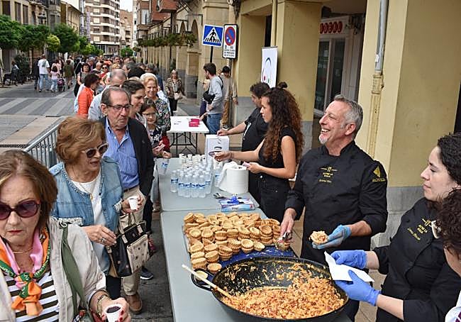 Degustación de 'canastilla de hojaldre con revuelto de pimientos'.