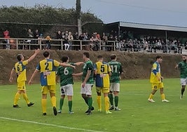 Los jugadores del Alberite replican en una acción a balón parado.