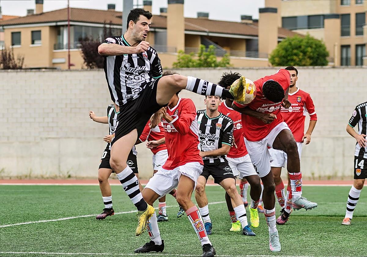 Acción peligrosa en la que jugadores del Haro y Villegas se disputan el balón.